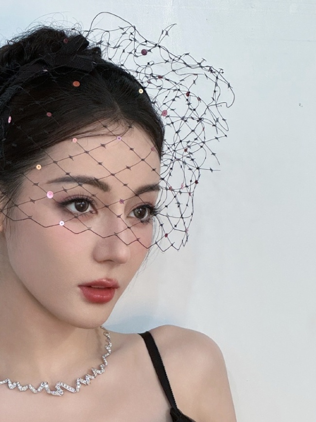 迪丽热巴晚间花絮图曝光 妆容精致尽显立体五官