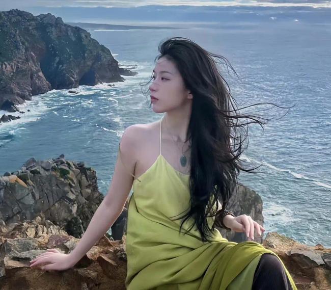 香港小姐大热选手曝丑闻 穿三点式泳装自拍尺度大