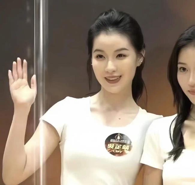 香港小姐大热选手曝丑闻 穿三点式泳装自拍尺度大