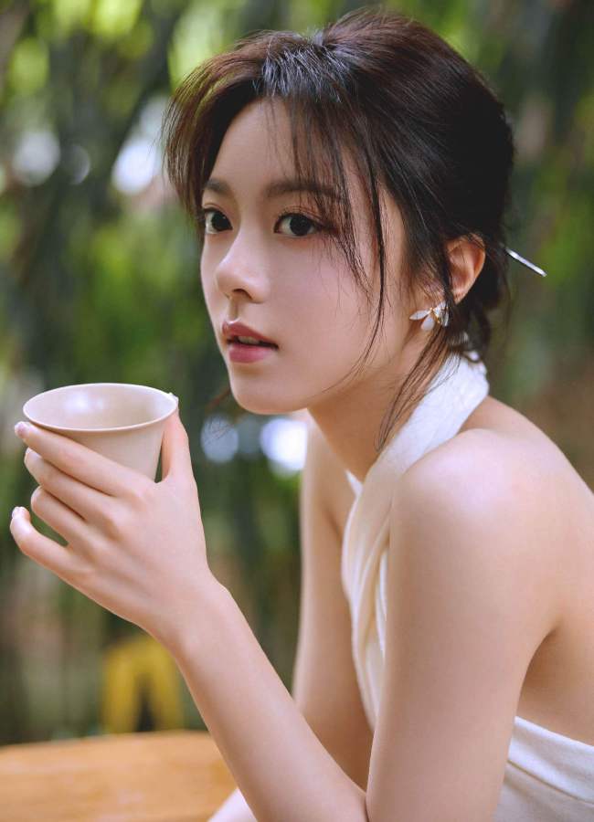 赵今麦挂脖白裙露美背 古色古香气质清新