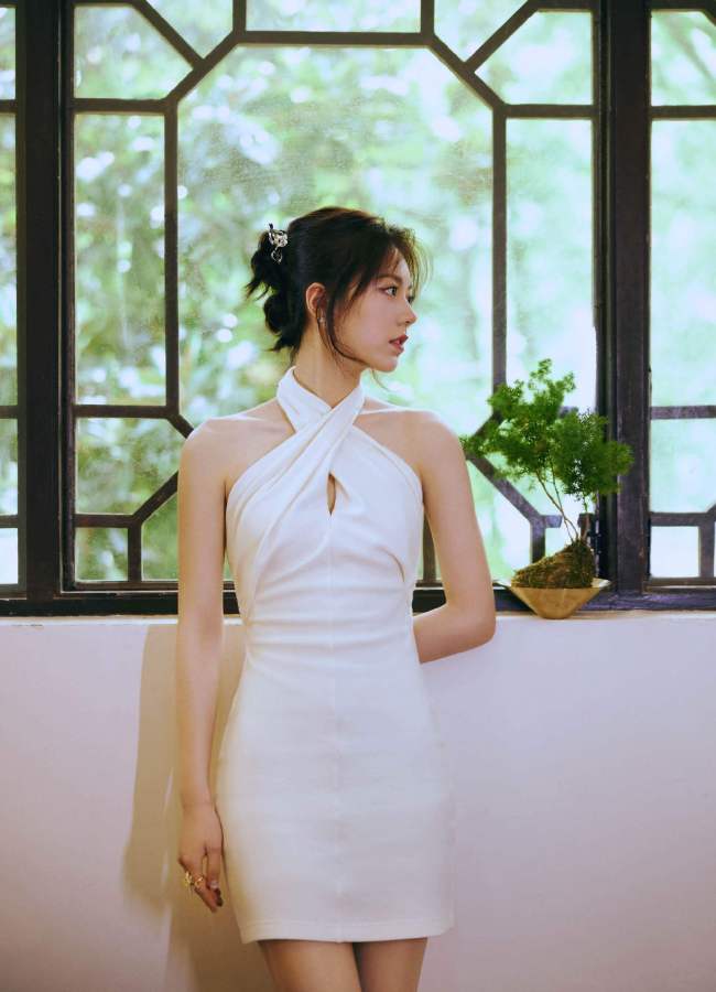 赵今麦挂脖白裙露美背 古色古香气质清新