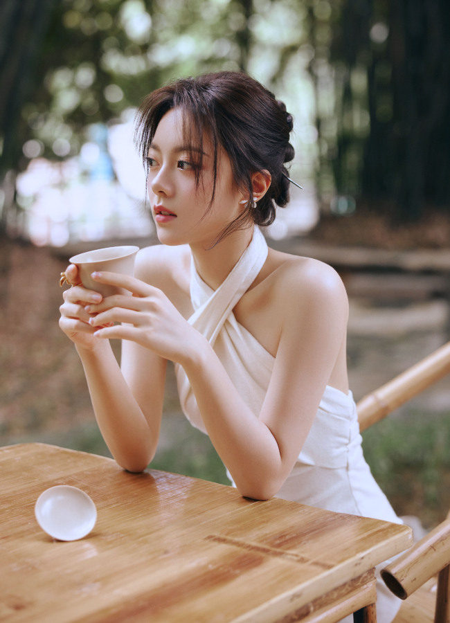 赵今麦挂脖白裙露美背 古色古香气质清新