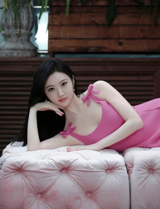 景甜穿粉色蝴蝶结吊带裙 身材婀娜笑容甜美