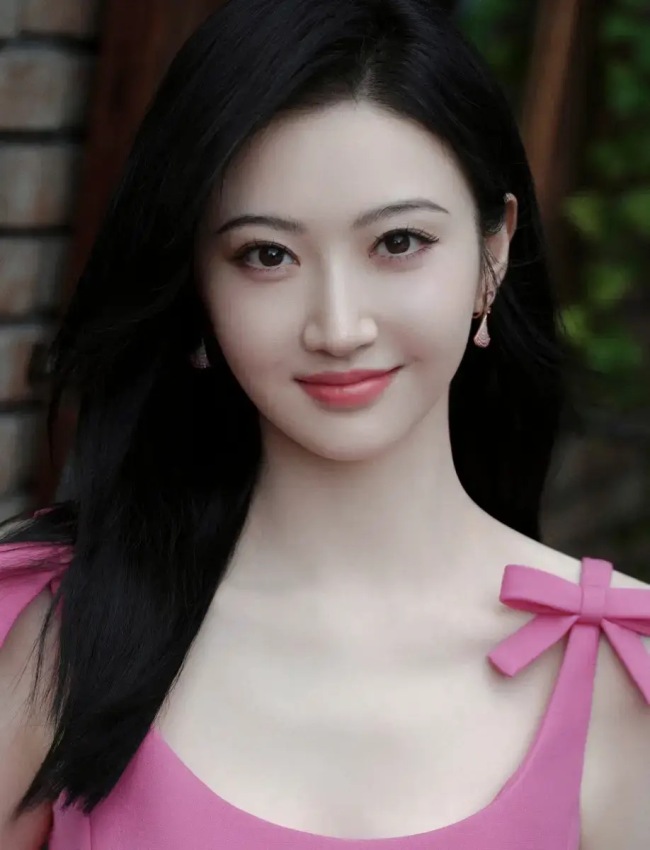 景甜穿粉色蝴蝶结吊带裙 身材婀娜笑容甜美