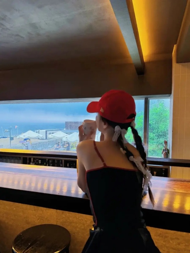 李小璐吊带配热裤又甜又酷 肤白细腿少女感十足