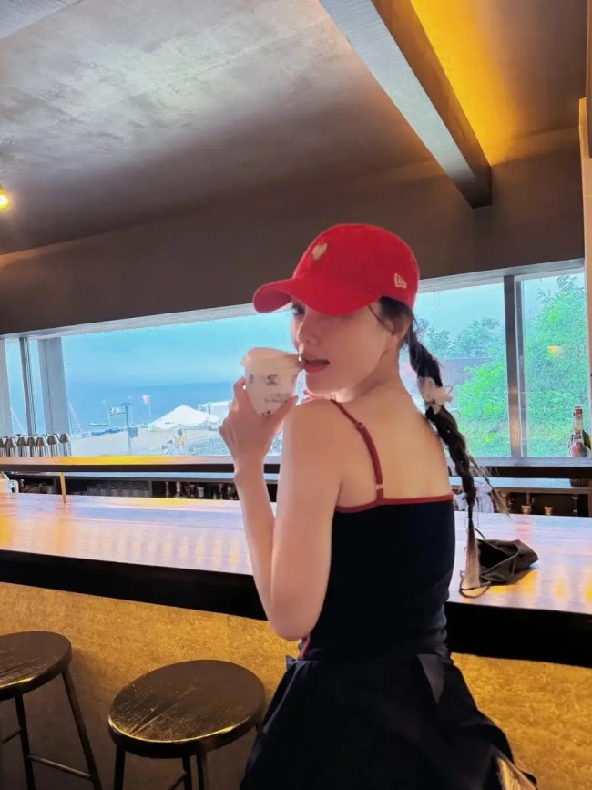 李小璐吊带配热裤又甜又酷 肤白细腿少女感十足