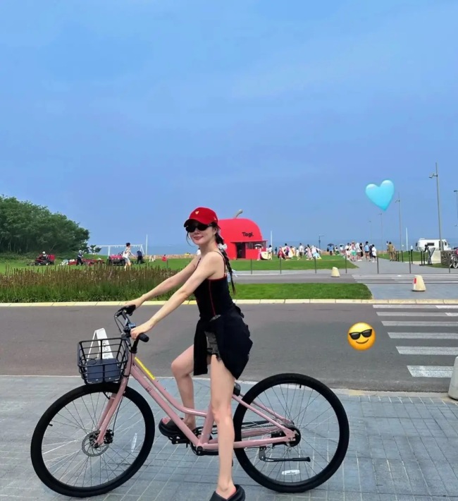 李小璐吊带配热裤又甜又酷 肤白细腿少女感十足