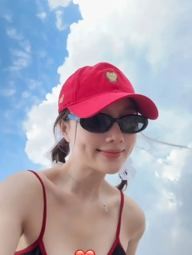 李小璐吊带配热裤又甜又酷 肤白细腿少女感十足