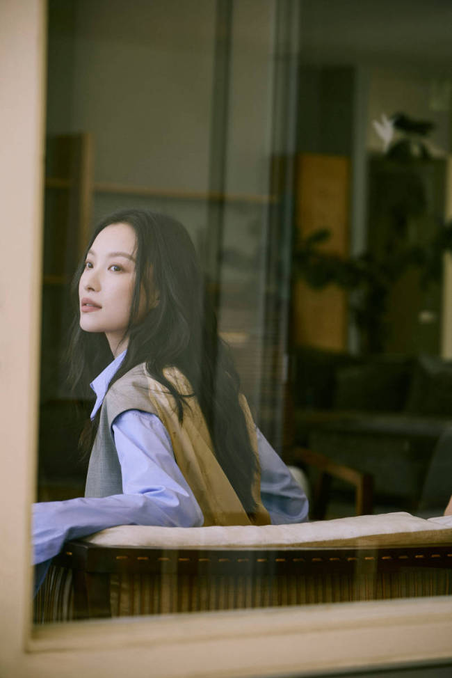倪妮半敞外套大秀香肩 黑长直披发纯欲感拉满