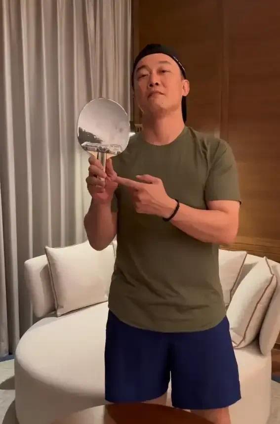 梦幻联动！陈奕迅用同款乒乓球拍喊话樊振东