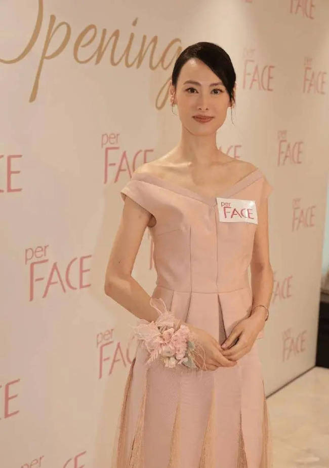 梁洛施买书教三个儿子性知识：这是必经的过程