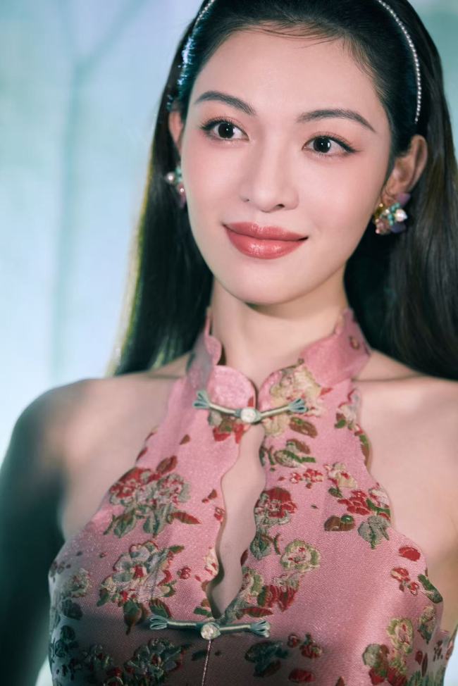 钟楚曦粉色刺绣国风礼服 身姿曼妙明媚