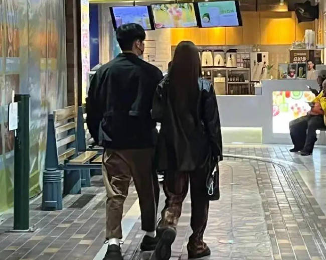 网友偶遇李荣浩逛街 杨丞琳挽老公胳膊小鸟依人