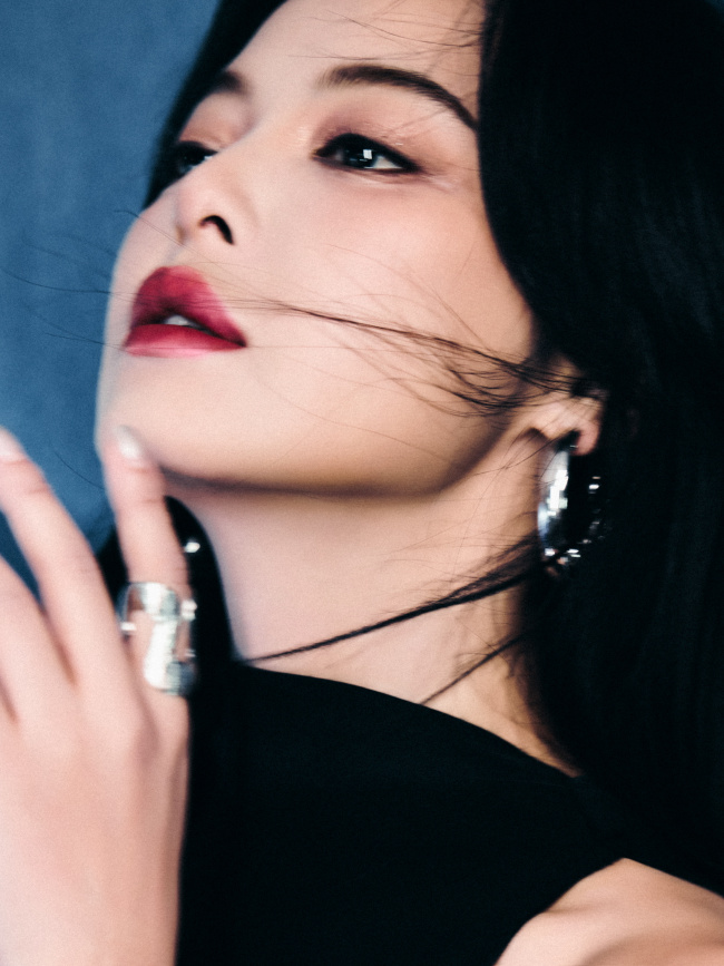辛芷蕾黑色长裙 红唇烈焰玩转熟女风