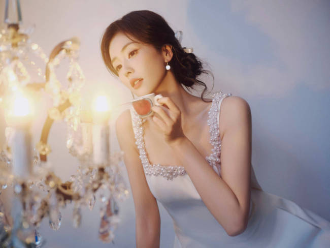 白鹿穿珍珠连衣裙大秀美背 温柔低盘发千金感十足