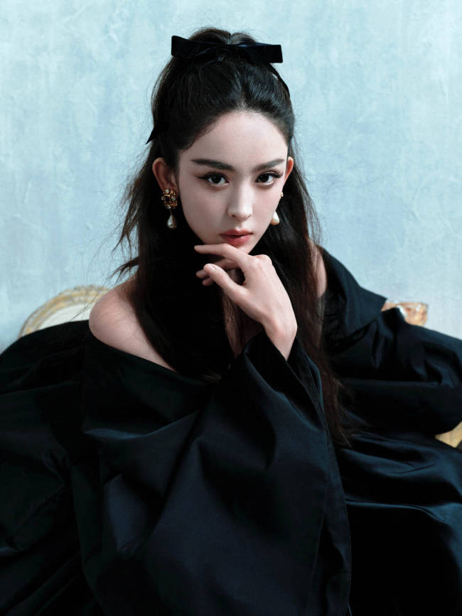 古力娜扎穿黑色抹胸裙秀好身材 宛若油画中的美人
