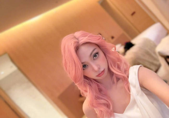 薛凯琪粉色卷发造型甜美又浪漫！对镜自拍美貌养眼