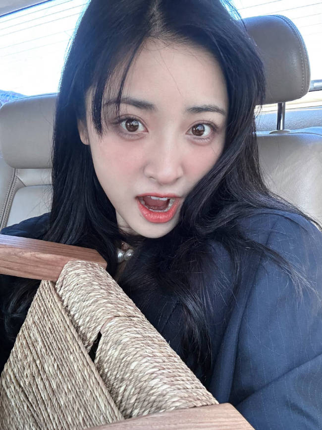 沈月晒庆生美照元气满满 穿粉色抹胸裙如花季少女