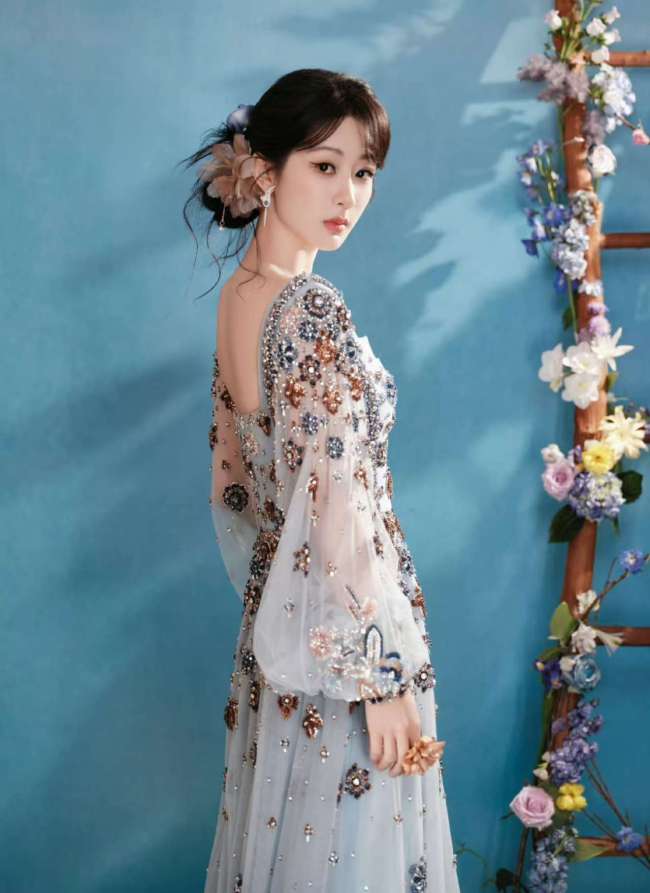 杨紫化身灵动花仙子翩翩起舞 气质优雅美貌迷人
