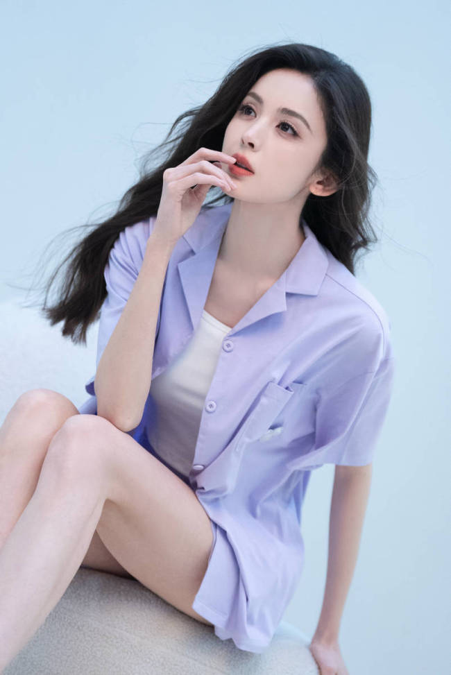 娜扎内衣大片性感火辣 秀白皙美腿比例超绝
