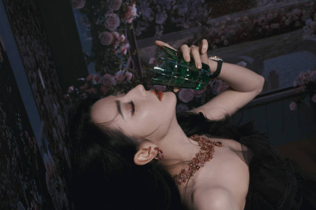 迪丽热巴深紫色露背纱裙好美 大波浪卷发妩媚迷人