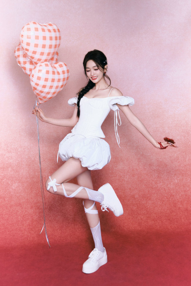 吴宣仪穿短裙甜美清纯秀纤细双腿 化身纯白丘比特