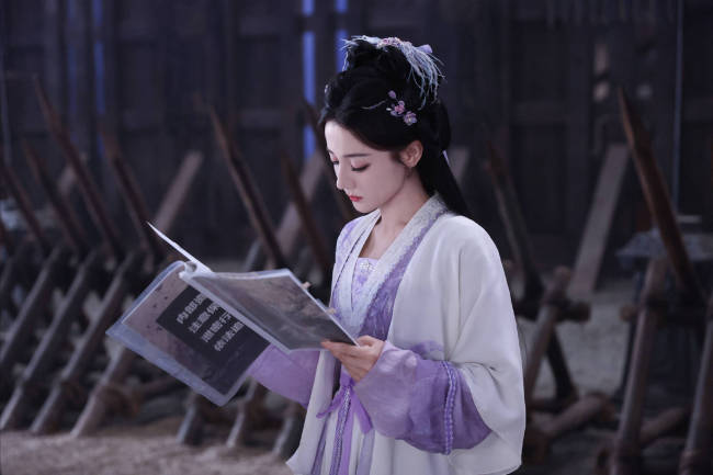 迪丽热巴片场照古风满满 手抚中阮尽显才女气质