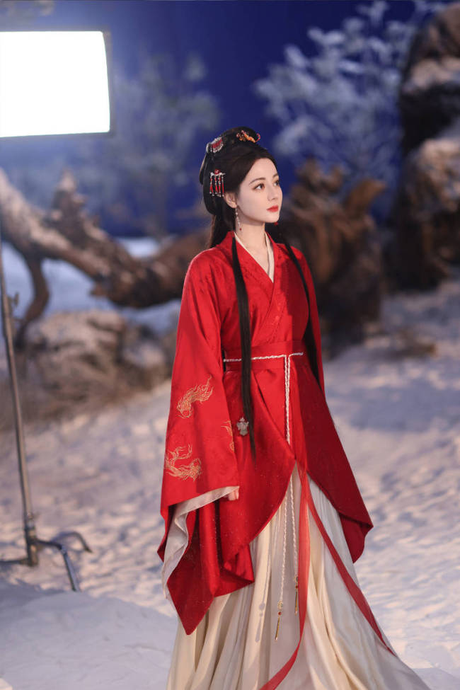 迪丽热巴片场照古风满满 手抚中阮尽显才女气质