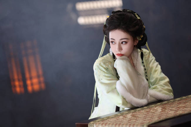 迪丽热巴片场照古风满满 手抚中阮尽显才女气质