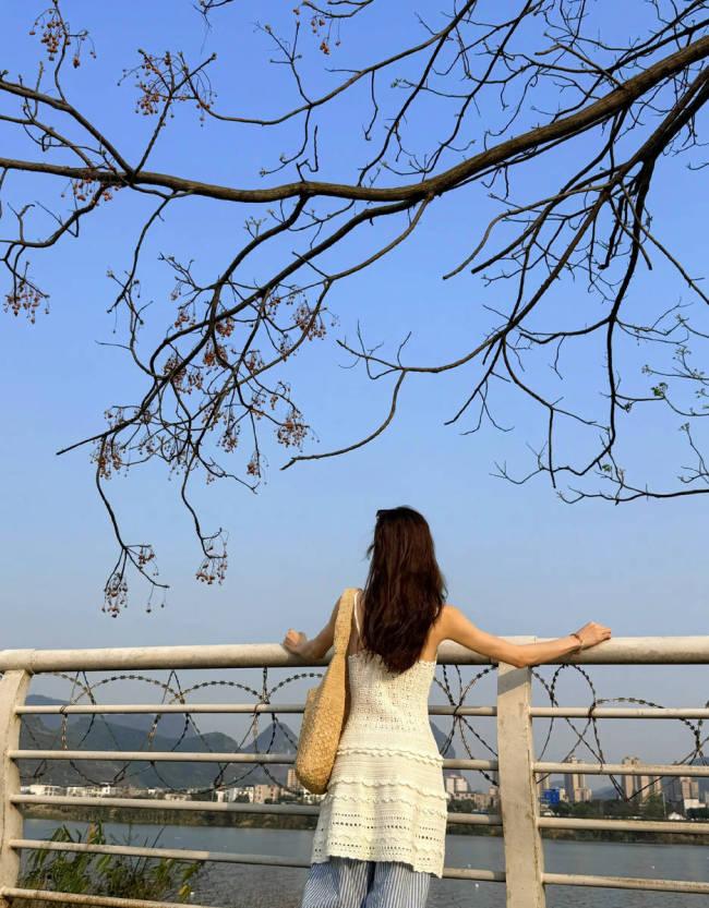 钟楚曦晒春日随拍阳光明媚 穿一袭小白裙清凉纯美