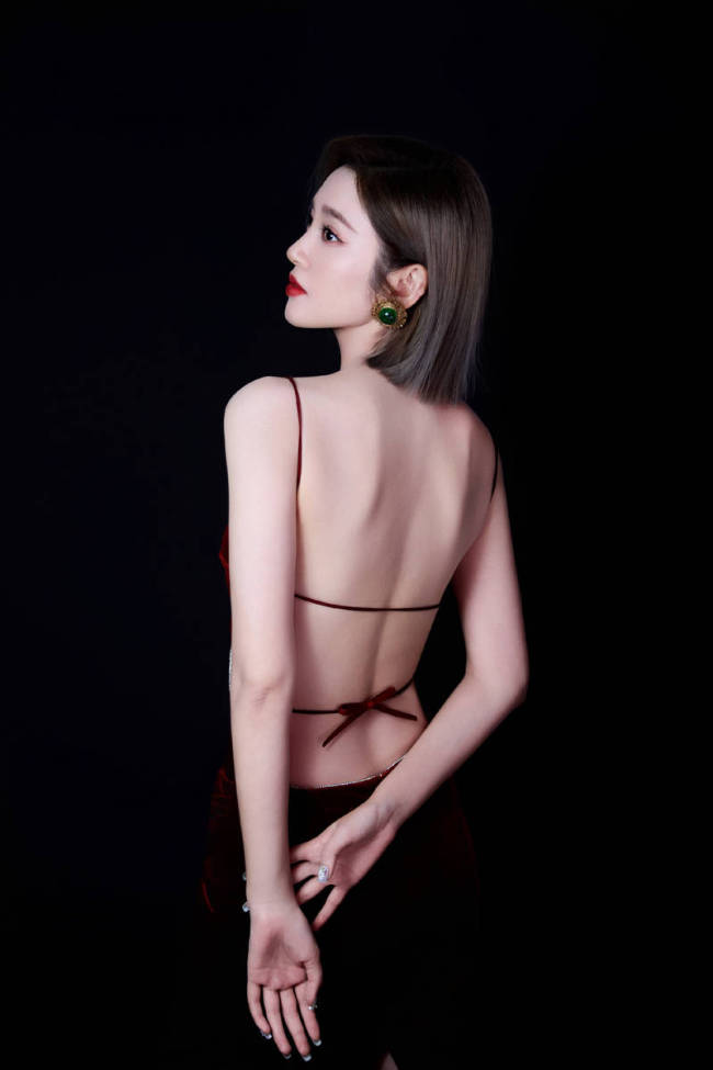 唐艺昕穿丝绒露背裙性感妩媚 红唇烈焰显熟女姿态