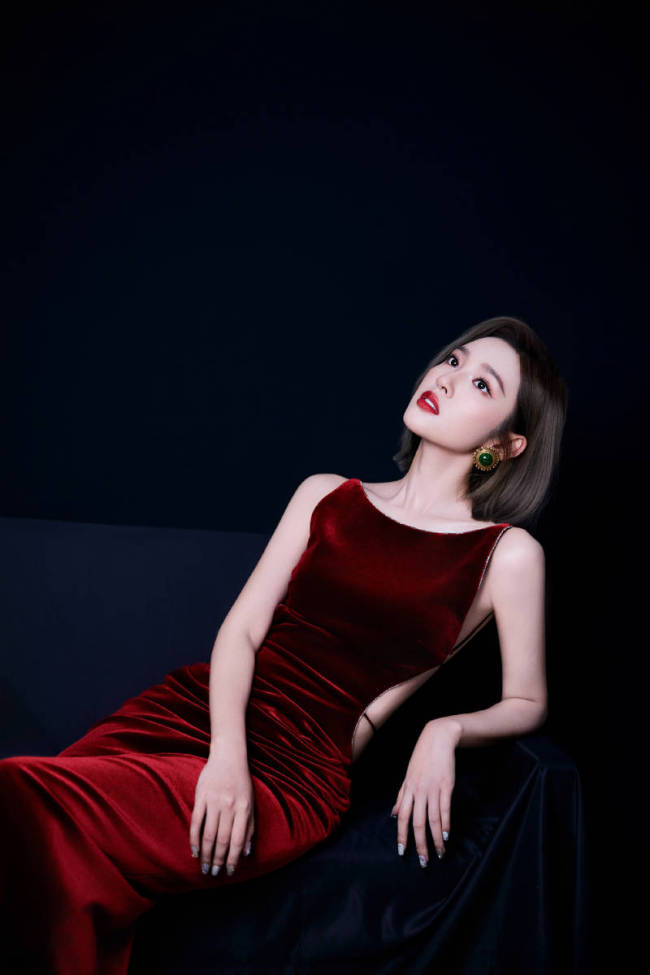 唐艺昕穿丝绒露背裙性感妩媚 红唇烈焰显熟女姿态