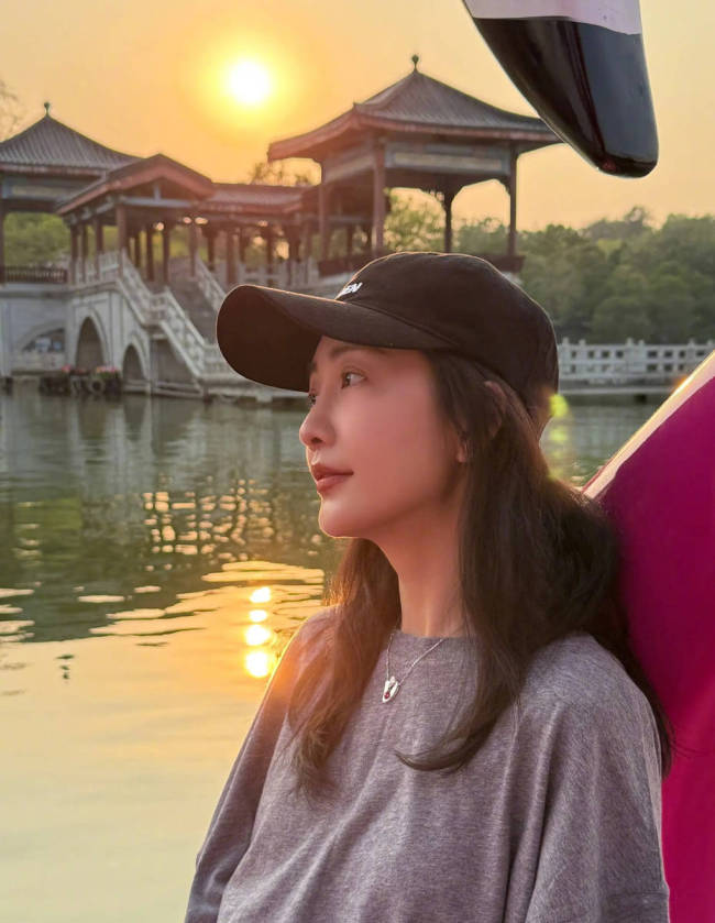 王鸥晒出游照状态惬意 乘坐游船喝椰子水赏美景