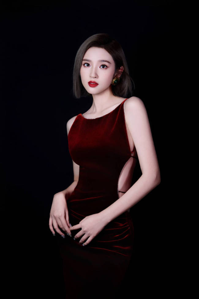 唐艺昕穿丝绒露背裙性感妩媚 红唇烈焰显熟女姿态