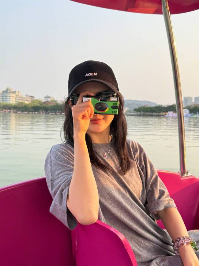 王鸥晒出游照状态惬意 乘坐游船喝椰子水赏美景