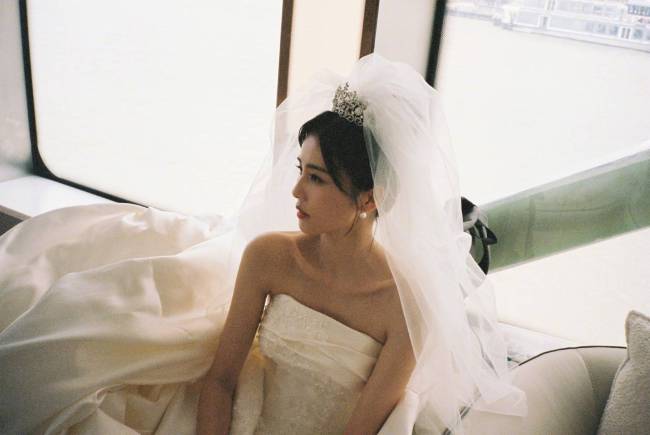 白鹿穿婚纱秒变最美新娘 看向远方眼神深邃