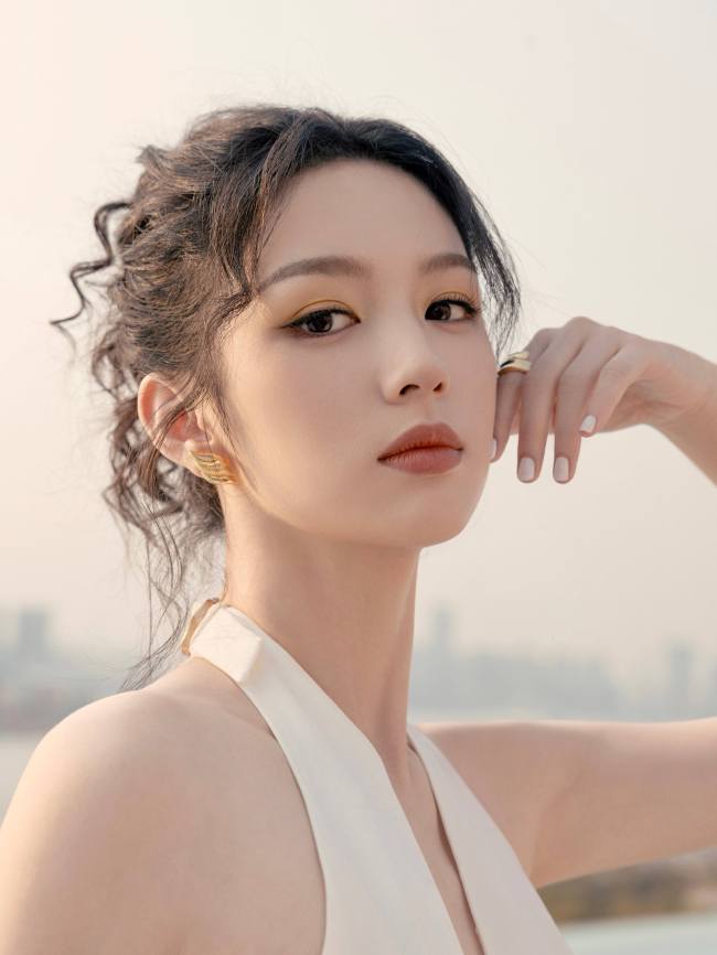 周也穿白色镂空裙优雅又性感 卷发造型好明媚