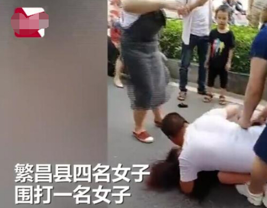 安徽四女子当街殴打“小三” 是否构成故意伤害罪吗?