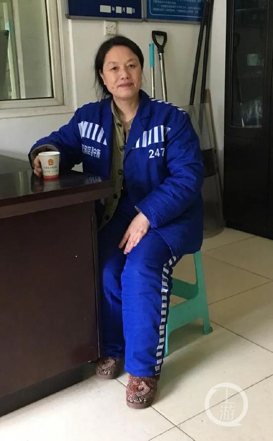  2019年2月27日，一审休息时的李思侠。/受访者供图