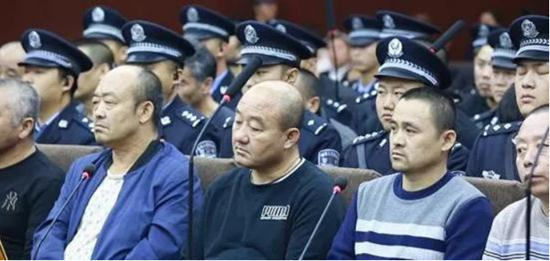 扫黑办披露3起涉黑大案：市委书记将1/4工程交给涉