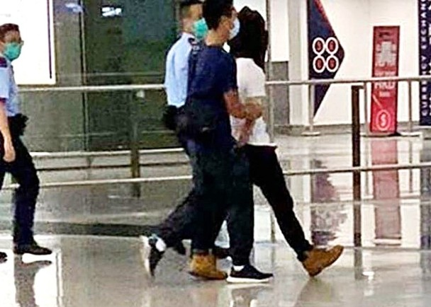 香港男子伤完警连夜逃英国 被亲友举报在机场被抓！
