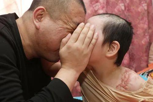抚顺6岁被虐女童生父喊话：为什么亲妈不阻止还参与，希望严惩