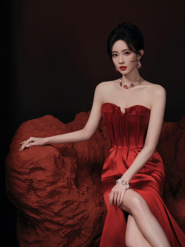 孟子义穿亮钻开衩红裙秀美腿 宛若盛开的红玫瑰