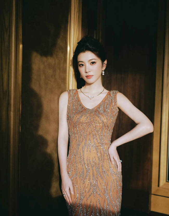 李云霄穿鎏金礼裙气质优雅 温婉大方尽显东方美感