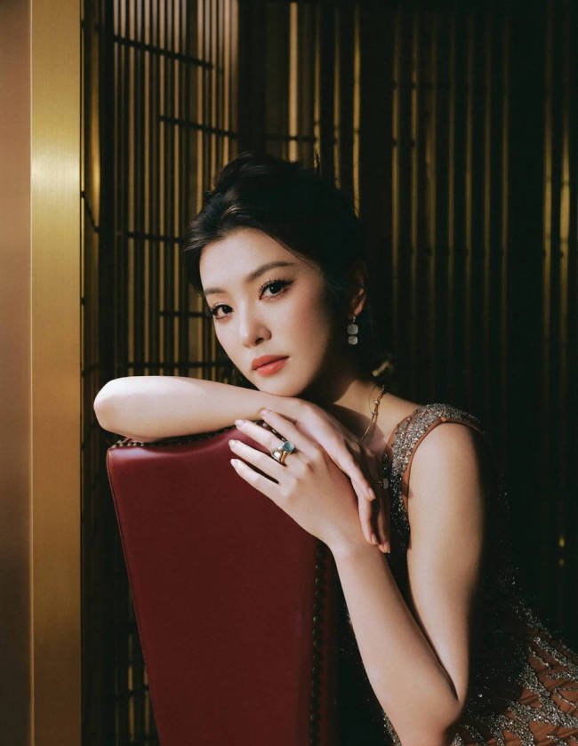 李云霄穿鎏金礼裙气质优雅 温婉大方尽显东方美感