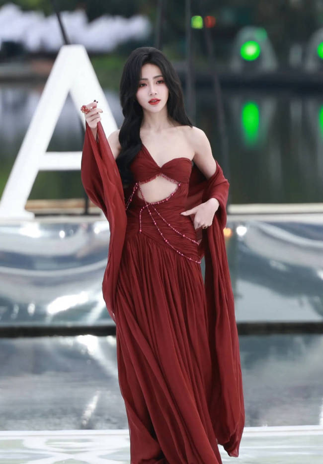 谢可寅穿酒红抹胸长裙优雅灵动 一颦一笑美艳迷人