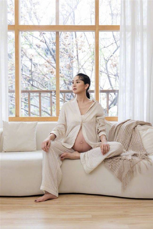 洪小铃孕肚照曝光 穿宽松家居服四肢依旧纤细