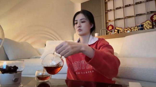 徐璐分享独处时光vlog 素颜出镜大方又自信