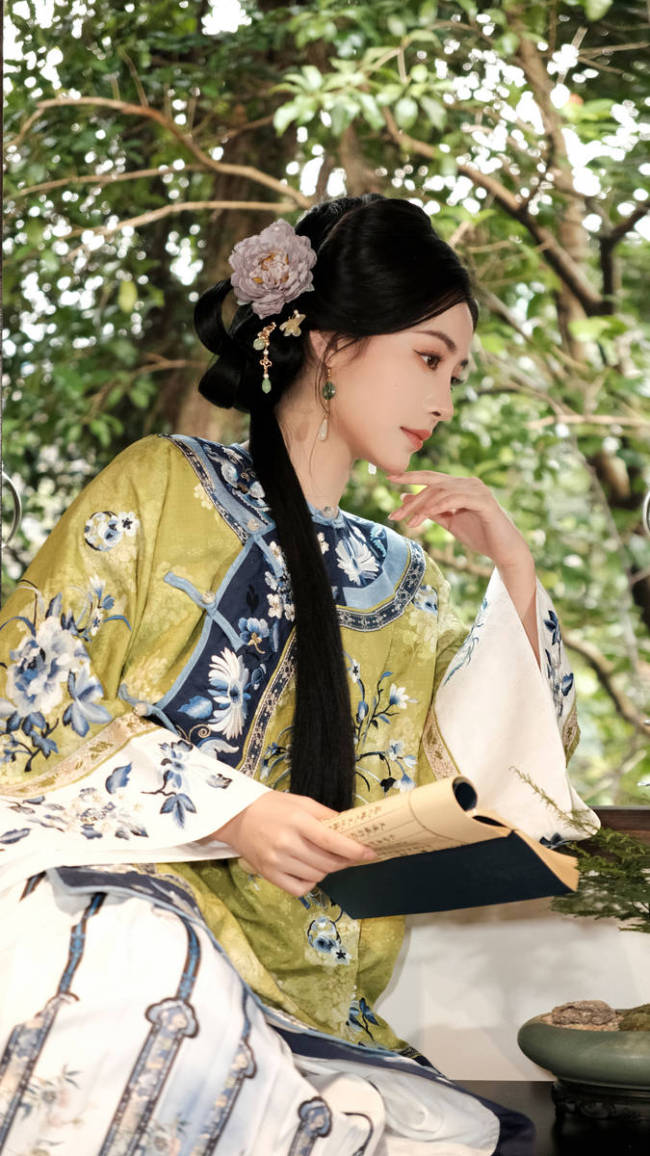 许佳琪穿绿色清汉女装清冷雅致 手持书卷低眸浅笑