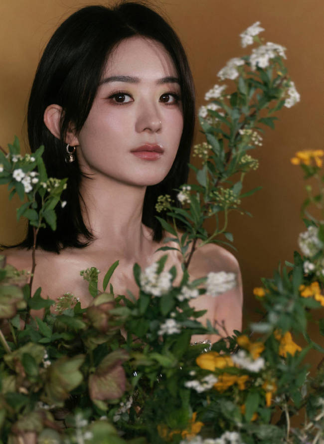 赵丽颖穿珠片刺绣裙精致靓丽 被鲜花簇拥明媚优雅